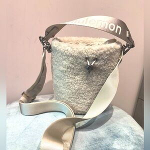 Lululemon bucket fur bag